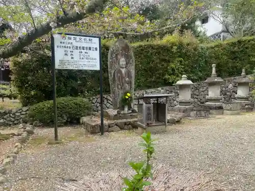 粉河寺の{uncategorized: "未分類", other: "その他", undefined: "問題あり", building: "その他建物", grave: "お墓", sacred_gate: "鳥居", guardian: "狛犬", statue: "像", buddha: "仏像", history: "歴史", nature: "自然", garden: "庭園", animal: "動物", pagoda: "塔", temizu: "手水舎", mountain_gate: "山門・神門", sanctuary: "本殿・本堂", subordinate: "末社・摂社", art: "芸術", scenery: "景色", jizo: "地蔵", ema: "絵馬", goshuin: "御朱印", omikuji: "おみくじ", items: "授与品その他", amulet: "お守り", goshuincho: "御朱印帳", eats: "食事", festival: "お祭り", votive_dance: "神楽", shichigosan: "七五三参", wedding: "結婚式", experience: "体験その他", initially: "初詣", around: "周辺", anti_infection: "感染症対策"}
