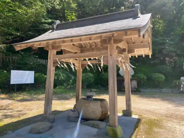井戸神社の{uncategorized: "未分類", other: "その他", undefined: "問題あり", building: "その他建物", grave: "お墓", sacred_gate: "鳥居", guardian: "狛犬", statue: "像", buddha: "仏像", history: "歴史", nature: "自然", garden: "庭園", animal: "動物", pagoda: "塔", temizu: "手水舎", mountain_gate: "山門・神門", sanctuary: "本殿・本堂", subordinate: "末社・摂社", art: "芸術", scenery: "景色", jizo: "地蔵", ema: "絵馬", goshuin: "御朱印", omikuji: "おみくじ", items: "授与品その他", amulet: "お守り", goshuincho: "御朱印帳", eats: "食事", festival: "お祭り", votive_dance: "神楽", shichigosan: "七五三参", wedding: "結婚式", experience: "体験その他", initially: "初詣", around: "周辺", anti_infection: "感染症対策"}