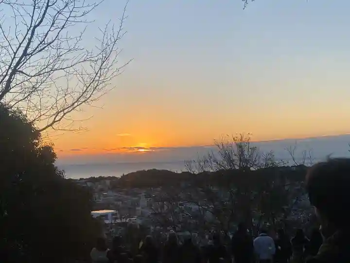 神倉神社(熊野速玉大社摂社)の{uncategorized: "未分類", other: "その他", undefined: "問題あり", building: "その他建物", grave: "お墓", sacred_gate: "鳥居", guardian: "狛犬", statue: "像", buddha: "仏像", history: "歴史", nature: "自然", garden: "庭園", animal: "動物", pagoda: "塔", temizu: "手水舎", mountain_gate: "山門・神門", sanctuary: "本殿・本堂", subordinate: "末社・摂社", art: "芸術", scenery: "景色", jizo: "地蔵", ema: "絵馬", goshuin: "御朱印", omikuji: "おみくじ", items: "授与品その他", amulet: "お守り", goshuincho: "御朱印帳", eats: "食事", festival: "お祭り", votive_dance: "神楽", shichigosan: "七五三参", wedding: "結婚式", experience: "体験その他", initially: "初詣", around: "周辺", anti_infection: "感染症対策"}