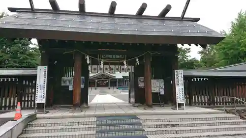 札幌護國神社の山門・神門