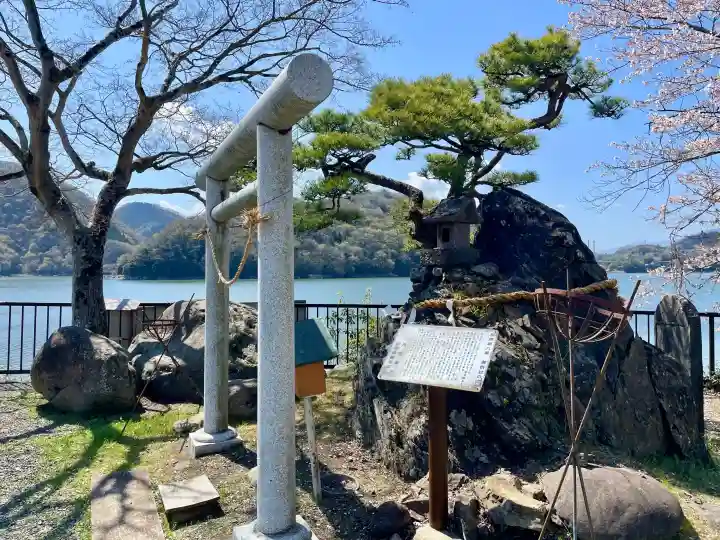 御供岩の{uncategorized: "未分類", other: "その他", undefined: "問題あり", building: "その他建物", grave: "お墓", sacred_gate: "鳥居", guardian: "狛犬", statue: "像", buddha: "仏像", history: "歴史", nature: "自然", garden: "庭園", animal: "動物", pagoda: "塔", temizu: "手水舎", mountain_gate: "山門・神門", sanctuary: "本殿・本堂", subordinate: "末社・摂社", art: "芸術", scenery: "景色", jizo: "地蔵", ema: "絵馬", goshuin: "御朱印", omikuji: "おみくじ", items: "授与品その他", amulet: "お守り", goshuincho: "御朱印帳", eats: "食事", festival: "お祭り", votive_dance: "神楽", shichigosan: "七五三参", wedding: "結婚式", experience: "体験その他", initially: "初詣", around: "周辺", anti_infection: "感染症対策"}