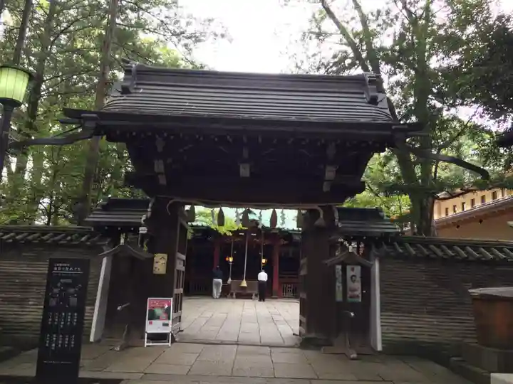 赤坂氷川神社の山門・神門