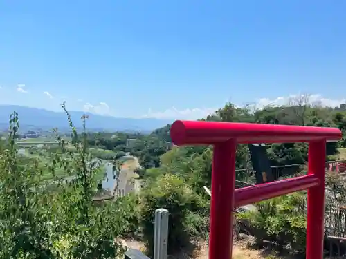 差出磯大嶽山神社 仕事と健康と厄よけの神さまの鳥居