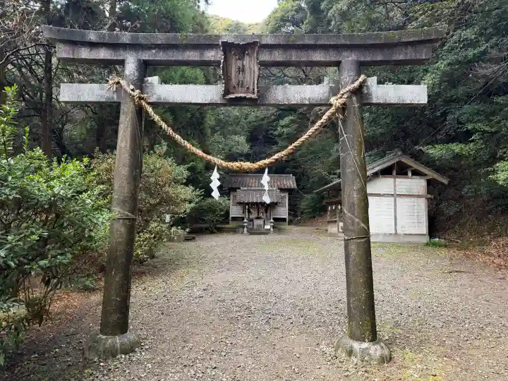 瀧神社(都農神社末社(奥宮))の{uncategorized: "未分類", other: "その他", undefined: "問題あり", building: "その他建物", grave: "お墓", sacred_gate: "鳥居", guardian: "狛犬", statue: "像", buddha: "仏像", history: "歴史", nature: "自然", garden: "庭園", animal: "動物", pagoda: "塔", temizu: "手水舎", mountain_gate: "山門・神門", sanctuary: "本殿・本堂", subordinate: "末社・摂社", art: "芸術", scenery: "景色", jizo: "地蔵", ema: "絵馬", goshuin: "御朱印", omikuji: "おみくじ", items: "授与品その他", amulet: "お守り", goshuincho: "御朱印帳", eats: "食事", festival: "お祭り", votive_dance: "神楽", shichigosan: "七五三参", wedding: "結婚式", experience: "体験その他", initially: "初詣", around: "周辺", anti_infection: "感染症対策"}