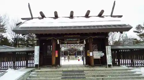 札幌護國神社の山門・神門