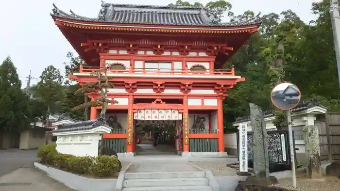 金泉寺の山門