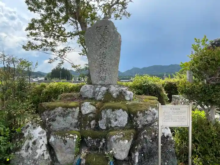 最澄院西願寺の{uncategorized: "未分類", other: "その他", undefined: "問題あり", building: "その他建物", grave: "お墓", sacred_gate: "鳥居", guardian: "狛犬", statue: "像", buddha: "仏像", history: "歴史", nature: "自然", garden: "庭園", animal: "動物", pagoda: "塔", temizu: "手水舎", mountain_gate: "山門・神門", sanctuary: "本殿・本堂", subordinate: "末社・摂社", art: "芸術", scenery: "景色", jizo: "地蔵", ema: "絵馬", goshuin: "御朱印", omikuji: "おみくじ", items: "授与品その他", amulet: "お守り", goshuincho: "御朱印帳", eats: "食事", festival: "お祭り", votive_dance: "神楽", shichigosan: "七五三参", wedding: "結婚式", experience: "体験その他", initially: "初詣", around: "周辺", anti_infection: "感染症対策"}