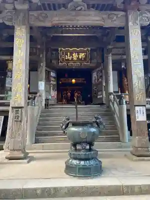 青岸渡寺の本殿・本堂