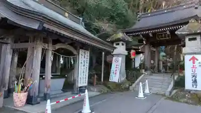 持寳院(多気山不動尊)の山門・神門