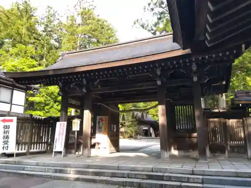 雄山神社前立社壇の{uncategorized: "未分類", other: "その他", undefined: "問題あり", building: "その他建物", grave: "お墓", sacred_gate: "鳥居", guardian: "狛犬", statue: "像", buddha: "仏像", history: "歴史", nature: "自然", garden: "庭園", animal: "動物", pagoda: "塔", temizu: "手水舎", mountain_gate: "山門・神門", sanctuary: "本殿・本堂", subordinate: "末社・摂社", art: "芸術", scenery: "景色", jizo: "地蔵", ema: "絵馬", goshuin: "御朱印", omikuji: "おみくじ", items: "授与品その他", amulet: "お守り", goshuincho: "御朱印帳", eats: "食事", festival: "お祭り", votive_dance: "神楽", shichigosan: "七五三参", wedding: "結婚式", experience: "体験その他", initially: "初詣", around: "周辺", anti_infection: "感染症対策"}