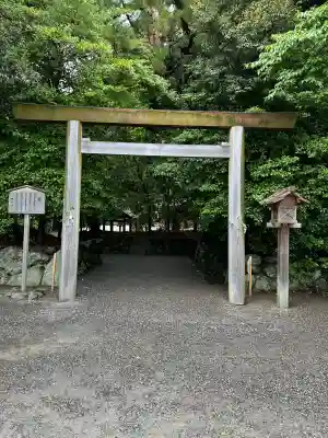 月夜見宮(豊受大神宮別宮)の{uncategorized: "未分類", other: "その他", undefined: "問題あり", building: "その他建物", grave: "お墓", sacred_gate: "鳥居", guardian: "狛犬", statue: "像", buddha: "仏像", history: "歴史", nature: "自然", garden: "庭園", animal: "動物", pagoda: "塔", temizu: "手水舎", mountain_gate: "山門・神門", sanctuary: "本殿・本堂", subordinate: "末社・摂社", art: "芸術", scenery: "景色", jizo: "地蔵", ema: "絵馬", goshuin: "御朱印", omikuji: "おみくじ", items: "授与品その他", amulet: "お守り", goshuincho: "御朱印帳", eats: "食事", festival: "お祭り", votive_dance: "神楽", shichigosan: "七五三参", wedding: "結婚式", experience: "体験その他", initially: "初詣", around: "周辺", anti_infection: "感染症対策"}