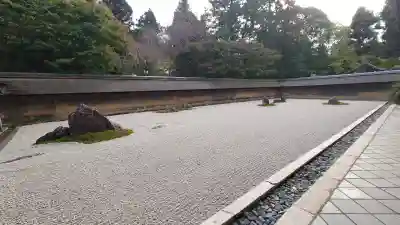 龍安寺の{uncategorized: "未分類", other: "その他", undefined: "問題あり", building: "その他建物", grave: "お墓", sacred_gate: "鳥居", guardian: "狛犬", statue: "像", buddha: "仏像", history: "歴史", nature: "自然", garden: "庭園", animal: "動物", pagoda: "塔", temizu: "手水舎", mountain_gate: "山門・神門", sanctuary: "本殿・本堂", subordinate: "末社・摂社", art: "芸術", scenery: "景色", jizo: "地蔵", ema: "絵馬", goshuin: "御朱印", omikuji: "おみくじ", items: "授与品その他", amulet: "お守り", goshuincho: "御朱印帳", eats: "食事", festival: "お祭り", votive_dance: "神楽", shichigosan: "七五三参", wedding: "結婚式", experience: "体験その他", initially: "初詣", around: "周辺", anti_infection: "感染症対策"}