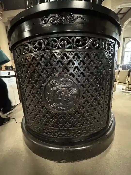 築地本願寺(本願寺築地別院)の{uncategorized: "未分類", other: "その他", undefined: "問題あり", building: "その他建物", grave: "お墓", sacred_gate: "鳥居", guardian: "狛犬", statue: "像", buddha: "仏像", history: "歴史", nature: "自然", garden: "庭園", animal: "動物", pagoda: "塔", temizu: "手水舎", mountain_gate: "山門・神門", sanctuary: "本殿・本堂", subordinate: "末社・摂社", art: "芸術", scenery: "景色", jizo: "地蔵", ema: "絵馬", goshuin: "御朱印", omikuji: "おみくじ", items: "授与品その他", amulet: "お守り", goshuincho: "御朱印帳", eats: "食事", festival: "お祭り", votive_dance: "神楽", shichigosan: "七五三参", wedding: "結婚式", experience: "体験その他", initially: "初詣", around: "周辺", anti_infection: "感染症対策"}