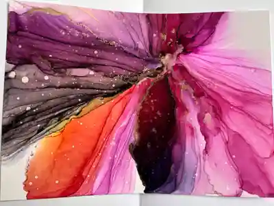 今月の御朱印です。
薄いプラスチックのような紙に、インクが何色も重なり合っています。
まるでアートです♡
インクはロシアから輸入されているそうです。
外国のインクは、発色が良いそうです。