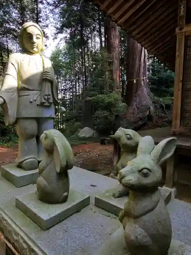 示現神社の像