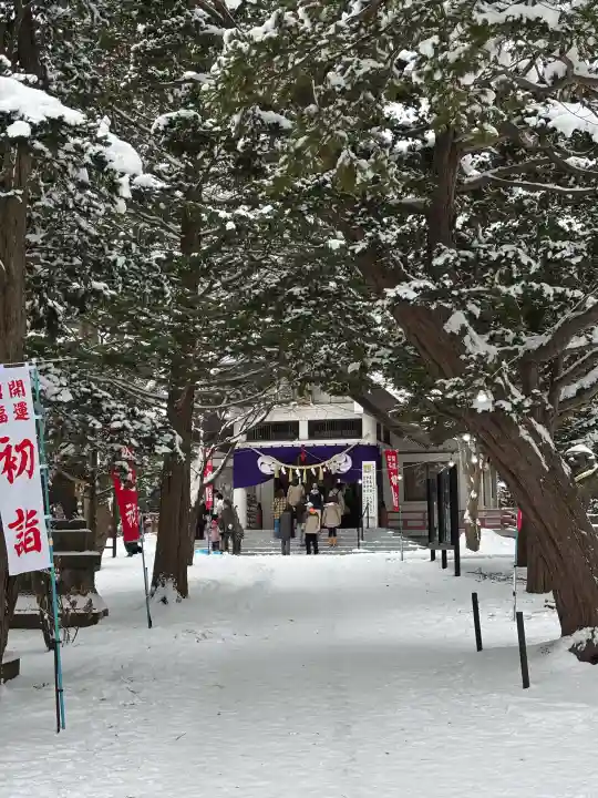 北広島市総鎮守 廣島神社の{uncategorized: "未分類", other: "その他", undefined: "問題あり", building: "その他建物", grave: "お墓", sacred_gate: "鳥居", guardian: "狛犬", statue: "像", buddha: "仏像", history: "歴史", nature: "自然", garden: "庭園", animal: "動物", pagoda: "塔", temizu: "手水舎", mountain_gate: "山門・神門", sanctuary: "本殿・本堂", subordinate: "末社・摂社", art: "芸術", scenery: "景色", jizo: "地蔵", ema: "絵馬", goshuin: "御朱印", omikuji: "おみくじ", items: "授与品その他", amulet: "お守り", goshuincho: "御朱印帳", eats: "食事", festival: "お祭り", votive_dance: "神楽", shichigosan: "七五三参", wedding: "結婚式", experience: "体験その他", initially: "初詣", around: "周辺", anti_infection: "感染症対策"}