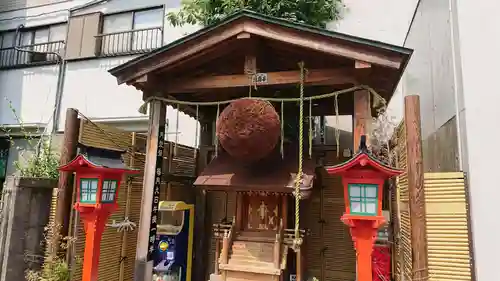 八津御嶽神社の本殿・本堂