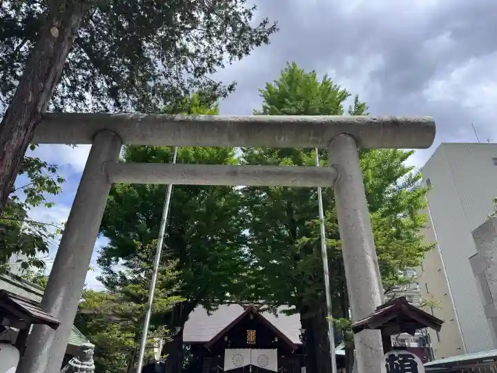 北海道神宮頓宮の{uncategorized: "未分類", other: "その他", undefined: "問題あり", building: "その他建物", grave: "お墓", sacred_gate: "鳥居", guardian: "狛犬", statue: "像", buddha: "仏像", history: "歴史", nature: "自然", garden: "庭園", animal: "動物", pagoda: "塔", temizu: "手水舎", mountain_gate: "山門・神門", sanctuary: "本殿・本堂", subordinate: "末社・摂社", art: "芸術", scenery: "景色", jizo: "地蔵", ema: "絵馬", goshuin: "御朱印", omikuji: "おみくじ", items: "授与品その他", amulet: "お守り", goshuincho: "御朱印帳", eats: "食事", festival: "お祭り", votive_dance: "神楽", shichigosan: "七五三参", wedding: "結婚式", experience: "体験その他", initially: "初詣", around: "周辺", anti_infection: "感染症対策"}