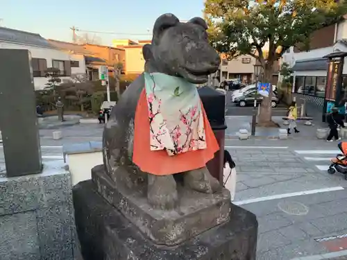 成田山　薬師堂（旧本堂）の狛犬