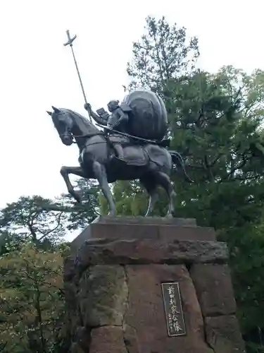 尾山神社の像