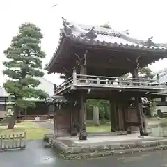 満性寺の山門