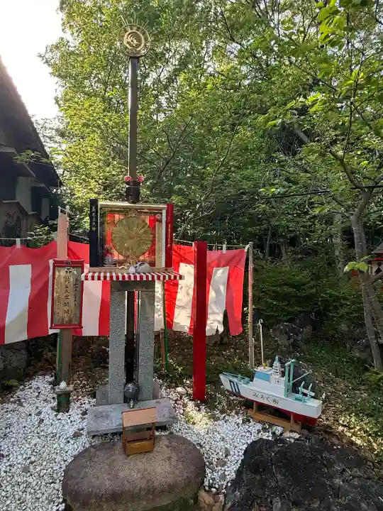 玉鉾神社の{uncategorized: "未分類", other: "その他", undefined: "問題あり", building: "その他建物", grave: "お墓", sacred_gate: "鳥居", guardian: "狛犬", statue: "像", buddha: "仏像", history: "歴史", nature: "自然", garden: "庭園", animal: "動物", pagoda: "塔", temizu: "手水舎", mountain_gate: "山門・神門", sanctuary: "本殿・本堂", subordinate: "末社・摂社", art: "芸術", scenery: "景色", jizo: "地蔵", ema: "絵馬", goshuin: "御朱印", omikuji: "おみくじ", items: "授与品その他", amulet: "お守り", goshuincho: "御朱印帳", eats: "食事", festival: "お祭り", votive_dance: "神楽", shichigosan: "七五三参", wedding: "結婚式", experience: "体験その他", initially: "初詣", around: "周辺", anti_infection: "感染症対策"}