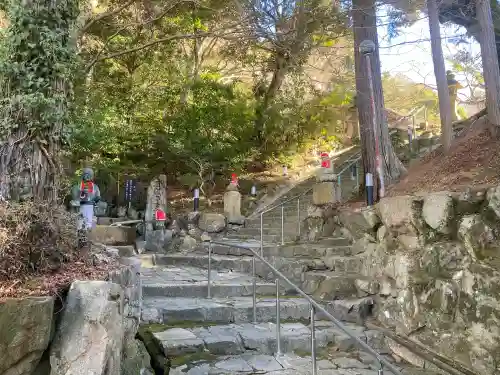花山院菩提寺の{uncategorized: "未分類", other: "その他", undefined: "問題あり", building: "その他建物", grave: "お墓", sacred_gate: "鳥居", guardian: "狛犬", statue: "像", buddha: "仏像", history: "歴史", nature: "自然", garden: "庭園", animal: "動物", pagoda: "塔", temizu: "手水舎", mountain_gate: "山門・神門", sanctuary: "本殿・本堂", subordinate: "末社・摂社", art: "芸術", scenery: "景色", jizo: "地蔵", ema: "絵馬", goshuin: "御朱印", omikuji: "おみくじ", items: "授与品その他", amulet: "お守り", goshuincho: "御朱印帳", eats: "食事", festival: "お祭り", votive_dance: "神楽", shichigosan: "七五三参", wedding: "結婚式", experience: "体験その他", initially: "初詣", around: "周辺", anti_infection: "感染症対策"}