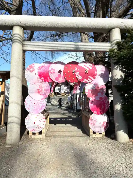 札幌諏訪神社の{uncategorized: "未分類", other: "その他", undefined: "問題あり", building: "その他建物", grave: "お墓", sacred_gate: "鳥居", guardian: "狛犬", statue: "像", buddha: "仏像", history: "歴史", nature: "自然", garden: "庭園", animal: "動物", pagoda: "塔", temizu: "手水舎", mountain_gate: "山門・神門", sanctuary: "本殿・本堂", subordinate: "末社・摂社", art: "芸術", scenery: "景色", jizo: "地蔵", ema: "絵馬", goshuin: "御朱印", omikuji: "おみくじ", items: "授与品その他", amulet: "お守り", goshuincho: "御朱印帳", eats: "食事", festival: "お祭り", votive_dance: "神楽", shichigosan: "七五三参", wedding: "結婚式", experience: "体験その他", initially: "初詣", around: "周辺", anti_infection: "感染症対策"}