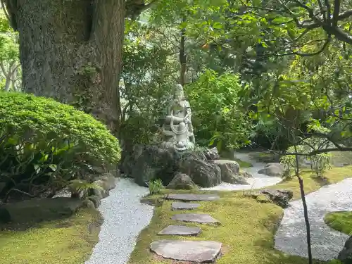 報国寺の{uncategorized: "未分類", other: "その他", undefined: "問題あり", building: "その他建物", grave: "お墓", sacred_gate: "鳥居", guardian: "狛犬", statue: "像", buddha: "仏像", history: "歴史", nature: "自然", garden: "庭園", animal: "動物", pagoda: "塔", temizu: "手水舎", mountain_gate: "山門・神門", sanctuary: "本殿・本堂", subordinate: "末社・摂社", art: "芸術", scenery: "景色", jizo: "地蔵", ema: "絵馬", goshuin: "御朱印", omikuji: "おみくじ", items: "授与品その他", amulet: "お守り", goshuincho: "御朱印帳", eats: "食事", festival: "お祭り", votive_dance: "神楽", shichigosan: "七五三参", wedding: "結婚式", experience: "体験その他", initially: "初詣", around: "周辺", anti_infection: "感染症対策"}