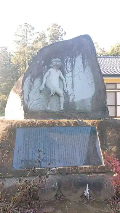 手接神社の像