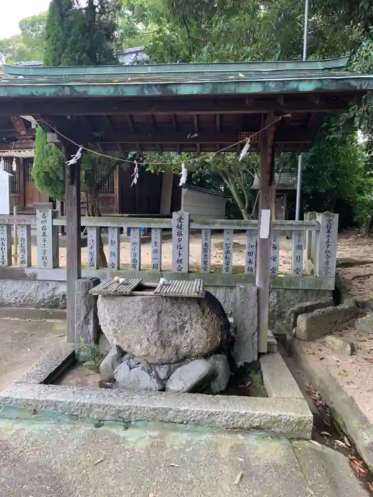 湯神社の手水舎