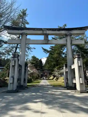 岩木山神社の{uncategorized: "未分類", other: "その他", undefined: "問題あり", building: "その他建物", grave: "お墓", sacred_gate: "鳥居", guardian: "狛犬", statue: "像", buddha: "仏像", history: "歴史", nature: "自然", garden: "庭園", animal: "動物", pagoda: "塔", temizu: "手水舎", mountain_gate: "山門・神門", sanctuary: "本殿・本堂", subordinate: "末社・摂社", art: "芸術", scenery: "景色", jizo: "地蔵", ema: "絵馬", goshuin: "御朱印", omikuji: "おみくじ", items: "授与品その他", amulet: "お守り", goshuincho: "御朱印帳", eats: "食事", festival: "お祭り", votive_dance: "神楽", shichigosan: "七五三参", wedding: "結婚式", experience: "体験その他", initially: "初詣", around: "周辺", anti_infection: "感染症対策"}