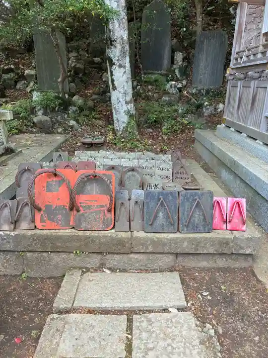 高尾山薬王院の{uncategorized: "未分類", other: "その他", undefined: "問題あり", building: "その他建物", grave: "お墓", sacred_gate: "鳥居", guardian: "狛犬", statue: "像", buddha: "仏像", history: "歴史", nature: "自然", garden: "庭園", animal: "動物", pagoda: "塔", temizu: "手水舎", mountain_gate: "山門・神門", sanctuary: "本殿・本堂", subordinate: "末社・摂社", art: "芸術", scenery: "景色", jizo: "地蔵", ema: "絵馬", goshuin: "御朱印", omikuji: "おみくじ", items: "授与品その他", amulet: "お守り", goshuincho: "御朱印帳", eats: "食事", festival: "お祭り", votive_dance: "神楽", shichigosan: "七五三参", wedding: "結婚式", experience: "体験その他", initially: "初詣", around: "周辺", anti_infection: "感染症対策"}