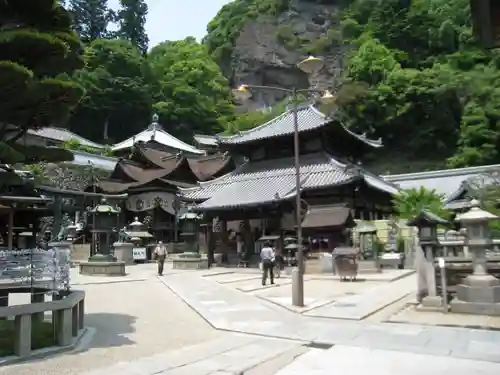 宝山寺の本殿・本堂