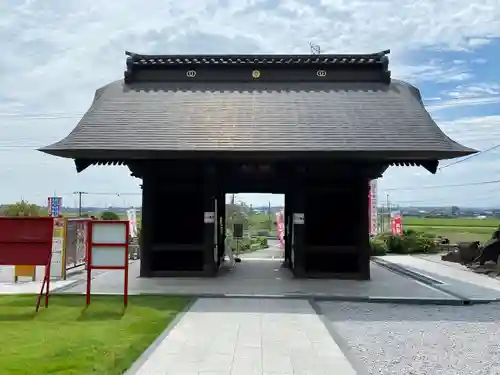 埼玉厄除け開運大師・龍泉寺（切り絵御朱印発祥の寺）の山門