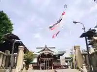 青空を元気に泳ぐ駒林神社のこいのぼり
