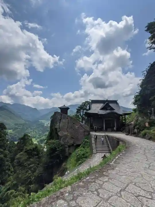 宝珠山 立石寺の本殿・本堂