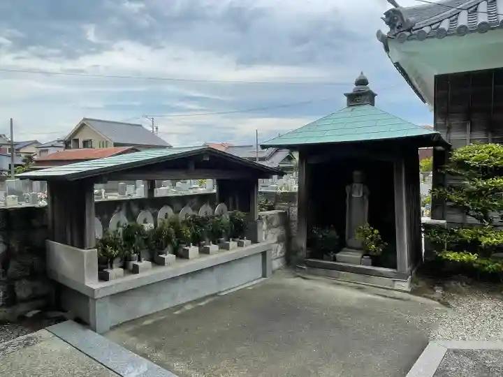 正眼院の{uncategorized: "未分類", other: "その他", undefined: "問題あり", building: "その他建物", grave: "お墓", sacred_gate: "鳥居", guardian: "狛犬", statue: "像", buddha: "仏像", history: "歴史", nature: "自然", garden: "庭園", animal: "動物", pagoda: "塔", temizu: "手水舎", mountain_gate: "山門・神門", sanctuary: "本殿・本堂", subordinate: "末社・摂社", art: "芸術", scenery: "景色", jizo: "地蔵", ema: "絵馬", goshuin: "御朱印", omikuji: "おみくじ", items: "授与品その他", amulet: "お守り", goshuincho: "御朱印帳", eats: "食事", festival: "お祭り", votive_dance: "神楽", shichigosan: "七五三参", wedding: "結婚式", experience: "体験その他", initially: "初詣", around: "周辺", anti_infection: "感染症対策"}