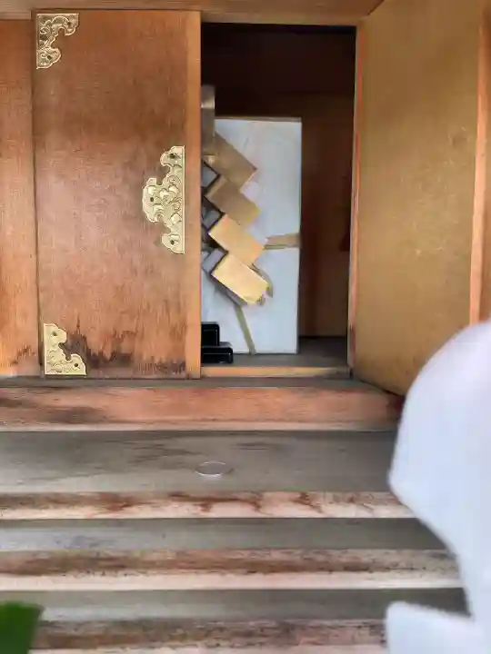 黄金水稲荷(の祠)の{uncategorized: "未分類", other: "その他", undefined: "問題あり", building: "その他建物", grave: "お墓", sacred_gate: "鳥居", guardian: "狛犬", statue: "像", buddha: "仏像", history: "歴史", nature: "自然", garden: "庭園", animal: "動物", pagoda: "塔", temizu: "手水舎", mountain_gate: "山門・神門", sanctuary: "本殿・本堂", subordinate: "末社・摂社", art: "芸術", scenery: "景色", jizo: "地蔵", ema: "絵馬", goshuin: "御朱印", omikuji: "おみくじ", items: "授与品その他", amulet: "お守り", goshuincho: "御朱印帳", eats: "食事", festival: "お祭り", votive_dance: "神楽", shichigosan: "七五三参", wedding: "結婚式", experience: "体験その他", initially: "初詣", around: "周辺", anti_infection: "感染症対策"}