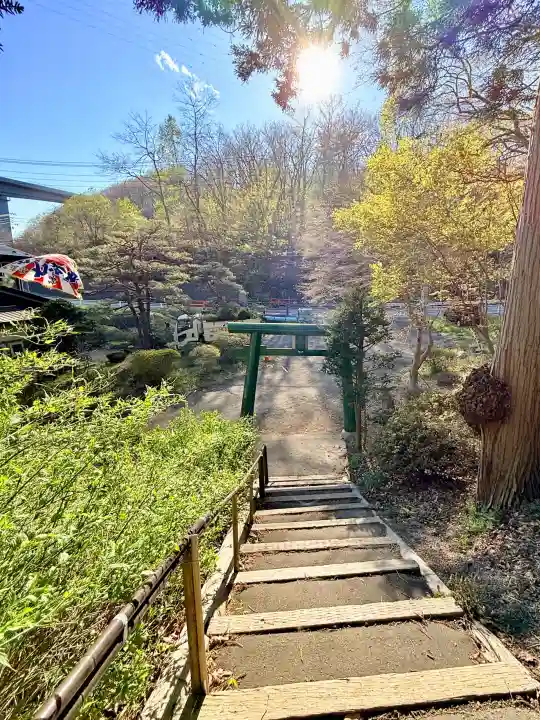 湯の沢神社の{uncategorized: "未分類", other: "その他", undefined: "問題あり", building: "その他建物", grave: "お墓", sacred_gate: "鳥居", guardian: "狛犬", statue: "像", buddha: "仏像", history: "歴史", nature: "自然", garden: "庭園", animal: "動物", pagoda: "塔", temizu: "手水舎", mountain_gate: "山門・神門", sanctuary: "本殿・本堂", subordinate: "末社・摂社", art: "芸術", scenery: "景色", jizo: "地蔵", ema: "絵馬", goshuin: "御朱印", omikuji: "おみくじ", items: "授与品その他", amulet: "お守り", goshuincho: "御朱印帳", eats: "食事", festival: "お祭り", votive_dance: "神楽", shichigosan: "七五三参", wedding: "結婚式", experience: "体験その他", initially: "初詣", around: "周辺", anti_infection: "感染症対策"}