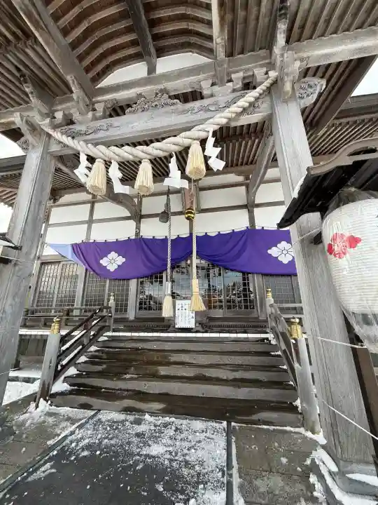 鹿部稲荷神社の{uncategorized: "未分類", other: "その他", undefined: "問題あり", building: "その他建物", grave: "お墓", sacred_gate: "鳥居", guardian: "狛犬", statue: "像", buddha: "仏像", history: "歴史", nature: "自然", garden: "庭園", animal: "動物", pagoda: "塔", temizu: "手水舎", mountain_gate: "山門・神門", sanctuary: "本殿・本堂", subordinate: "末社・摂社", art: "芸術", scenery: "景色", jizo: "地蔵", ema: "絵馬", goshuin: "御朱印", omikuji: "おみくじ", items: "授与品その他", amulet: "お守り", goshuincho: "御朱印帳", eats: "食事", festival: "お祭り", votive_dance: "神楽", shichigosan: "七五三参", wedding: "結婚式", experience: "体験その他", initially: "初詣", around: "周辺", anti_infection: "感染症対策"}