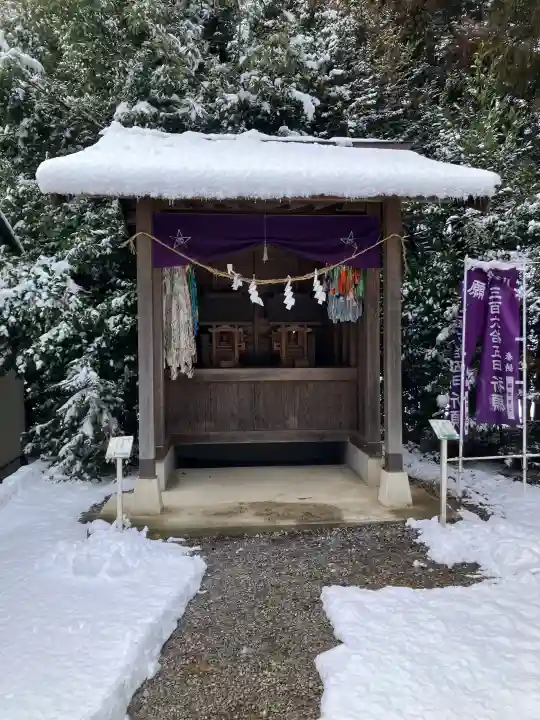 下野 星宮神社の{uncategorized: "未分類", other: "その他", undefined: "問題あり", building: "その他建物", grave: "お墓", sacred_gate: "鳥居", guardian: "狛犬", statue: "像", buddha: "仏像", history: "歴史", nature: "自然", garden: "庭園", animal: "動物", pagoda: "塔", temizu: "手水舎", mountain_gate: "山門・神門", sanctuary: "本殿・本堂", subordinate: "末社・摂社", art: "芸術", scenery: "景色", jizo: "地蔵", ema: "絵馬", goshuin: "御朱印", omikuji: "おみくじ", items: "授与品その他", amulet: "お守り", goshuincho: "御朱印帳", eats: "食事", festival: "お祭り", votive_dance: "神楽", shichigosan: "七五三参", wedding: "結婚式", experience: "体験その他", initially: "初詣", around: "周辺", anti_infection: "感染症対策"}