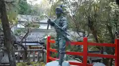八大神社の像