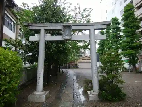 被官稲荷神社の鳥居