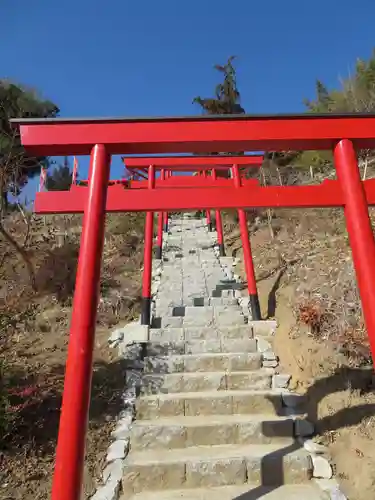 差出磯大嶽山神社 仕事と健康と厄よけの神さまの鳥居