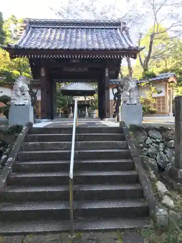 泉龍院の山門