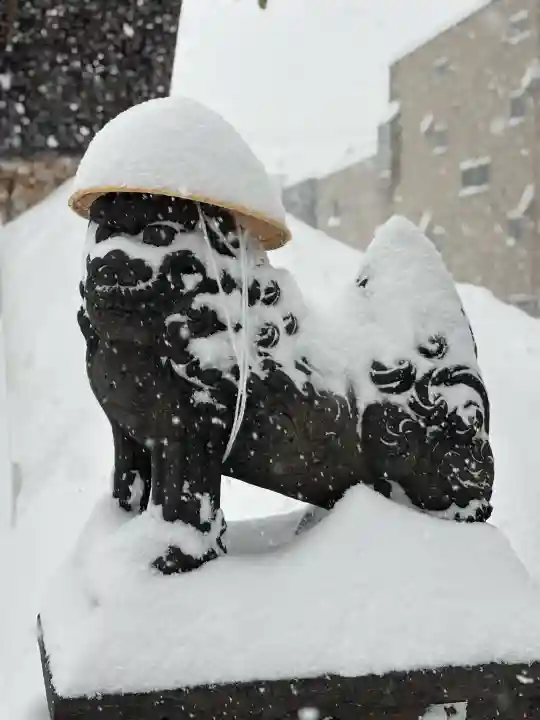 札幌諏訪神社の{uncategorized: "未分類", other: "その他", undefined: "問題あり", building: "その他建物", grave: "お墓", sacred_gate: "鳥居", guardian: "狛犬", statue: "像", buddha: "仏像", history: "歴史", nature: "自然", garden: "庭園", animal: "動物", pagoda: "塔", temizu: "手水舎", mountain_gate: "山門・神門", sanctuary: "本殿・本堂", subordinate: "末社・摂社", art: "芸術", scenery: "景色", jizo: "地蔵", ema: "絵馬", goshuin: "御朱印", omikuji: "おみくじ", items: "授与品その他", amulet: "お守り", goshuincho: "御朱印帳", eats: "食事", festival: "お祭り", votive_dance: "神楽", shichigosan: "七五三参", wedding: "結婚式", experience: "体験その他", initially: "初詣", around: "周辺", anti_infection: "感染症対策"}