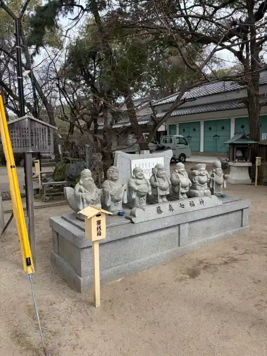 藤森神社の{uncategorized: "未分類", other: "その他", undefined: "問題あり", building: "その他建物", grave: "お墓", sacred_gate: "鳥居", guardian: "狛犬", statue: "像", buddha: "仏像", history: "歴史", nature: "自然", garden: "庭園", animal: "動物", pagoda: "塔", temizu: "手水舎", mountain_gate: "山門・神門", sanctuary: "本殿・本堂", subordinate: "末社・摂社", art: "芸術", scenery: "景色", jizo: "地蔵", ema: "絵馬", goshuin: "御朱印", omikuji: "おみくじ", items: "授与品その他", amulet: "お守り", goshuincho: "御朱印帳", eats: "食事", festival: "お祭り", votive_dance: "神楽", shichigosan: "七五三参", wedding: "結婚式", experience: "体験その他", initially: "初詣", around: "周辺", anti_infection: "感染症対策"}