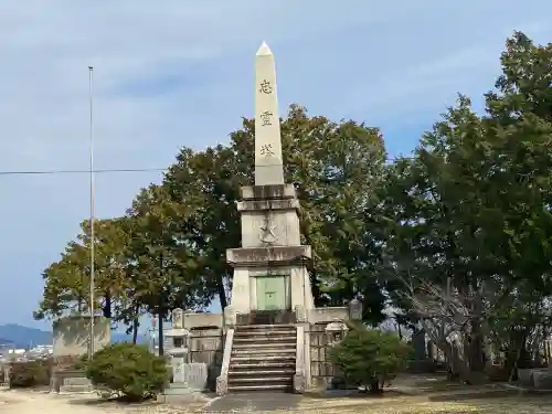 岩国護国神社の{uncategorized: "未分類", other: "その他", undefined: "問題あり", building: "その他建物", grave: "お墓", sacred_gate: "鳥居", guardian: "狛犬", statue: "像", buddha: "仏像", history: "歴史", nature: "自然", garden: "庭園", animal: "動物", pagoda: "塔", temizu: "手水舎", mountain_gate: "山門・神門", sanctuary: "本殿・本堂", subordinate: "末社・摂社", art: "芸術", scenery: "景色", jizo: "地蔵", ema: "絵馬", goshuin: "御朱印", omikuji: "おみくじ", items: "授与品その他", amulet: "お守り", goshuincho: "御朱印帳", eats: "食事", festival: "お祭り", votive_dance: "神楽", shichigosan: "七五三参", wedding: "結婚式", experience: "体験その他", initially: "初詣", around: "周辺", anti_infection: "感染症対策"}