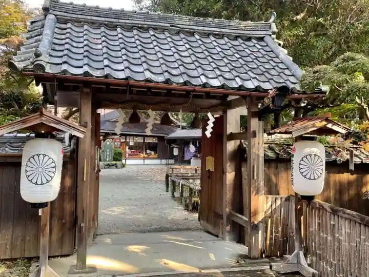 𠮷水神社(吉水神社)の山門・神門